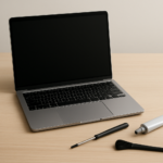 Przegrzewający się laptop na biurku z narzędziami do czyszczenia i pastą termiczną