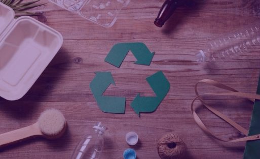 Zdjęcie z różnymi produktami i znakiem gospodarki cyrkularnej